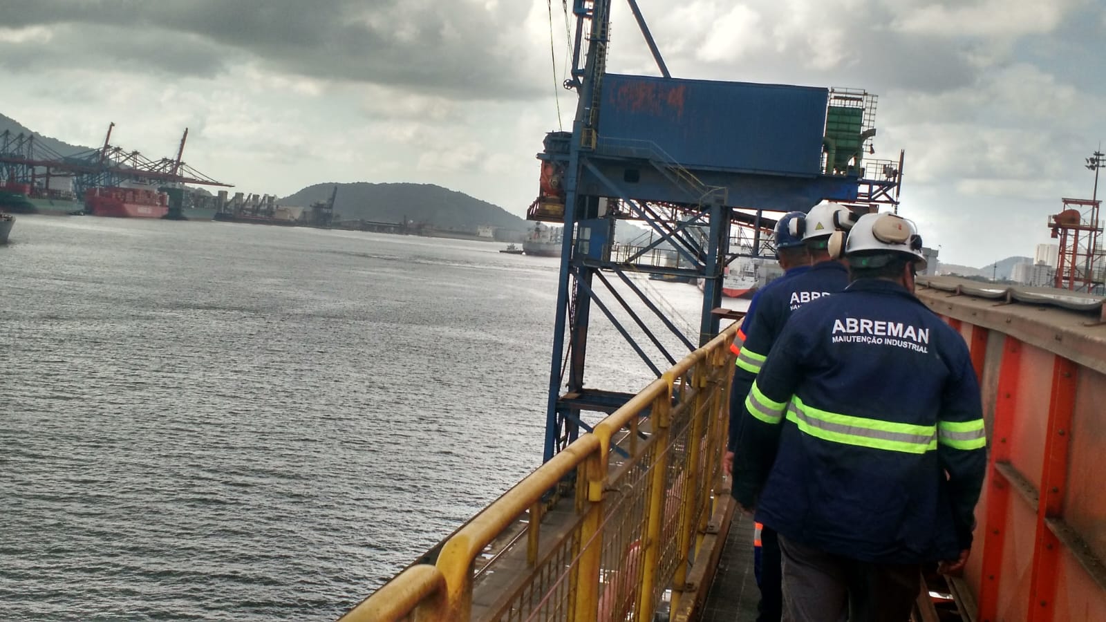 Equipe ABREMAN em instalação portuária